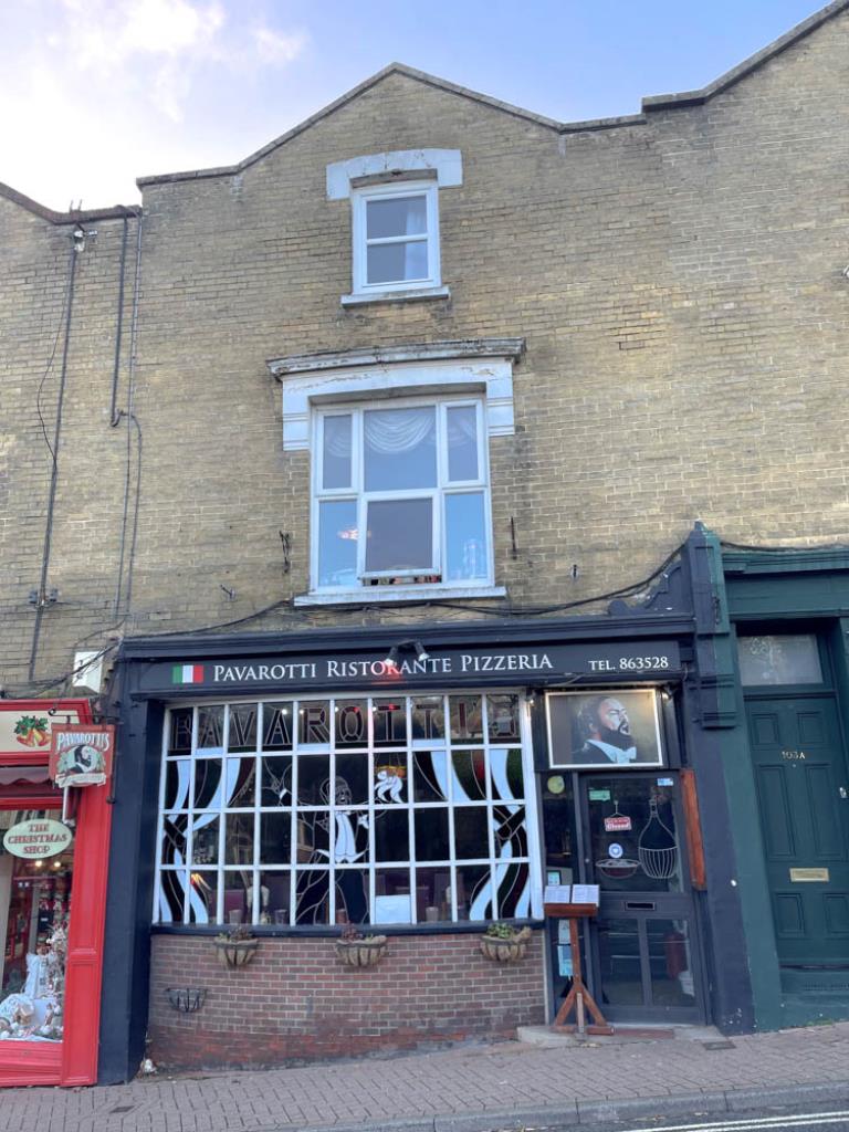 Lot: 52 - FREEHOLD RESTAURANT WITH LIVING ACCOMMODATION OVER - Front elevation with restaurant on ground floor